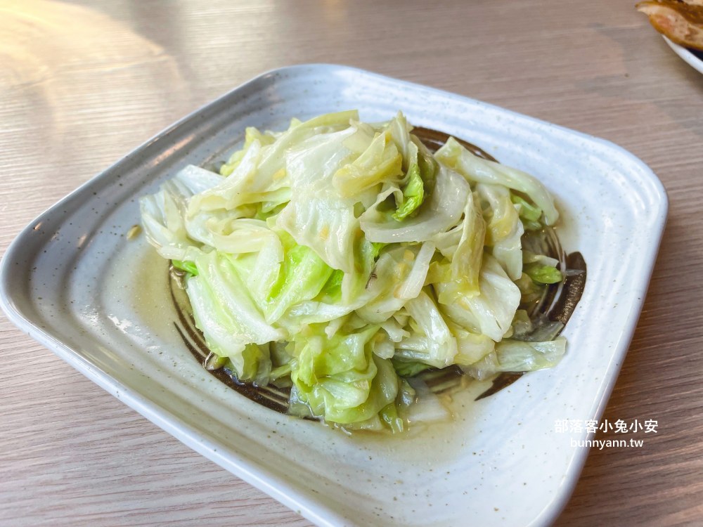 宜蘭「津吉餐酒館」營業到凌晨的餐酒館，滷肉飯、生蠔和海大蝦每樣都好吃