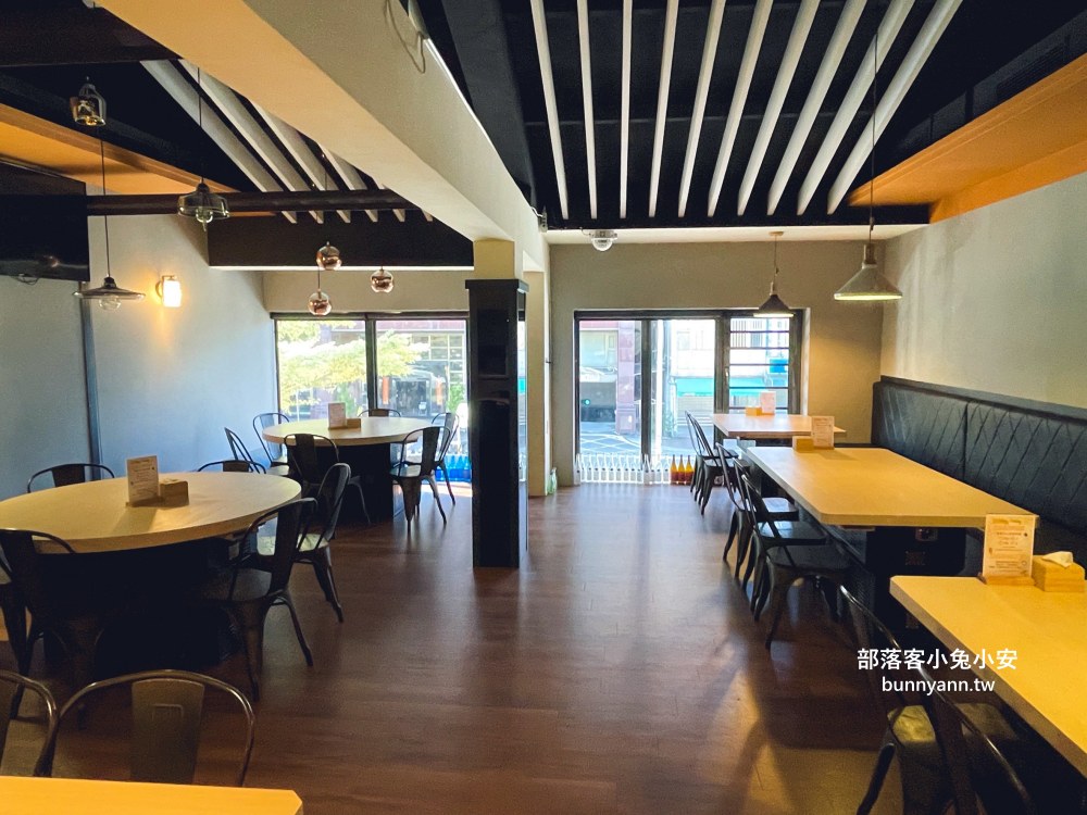 宜蘭「津吉餐酒館」營業到凌晨的餐酒館，滷肉飯、生蠔和海大蝦每樣都好吃