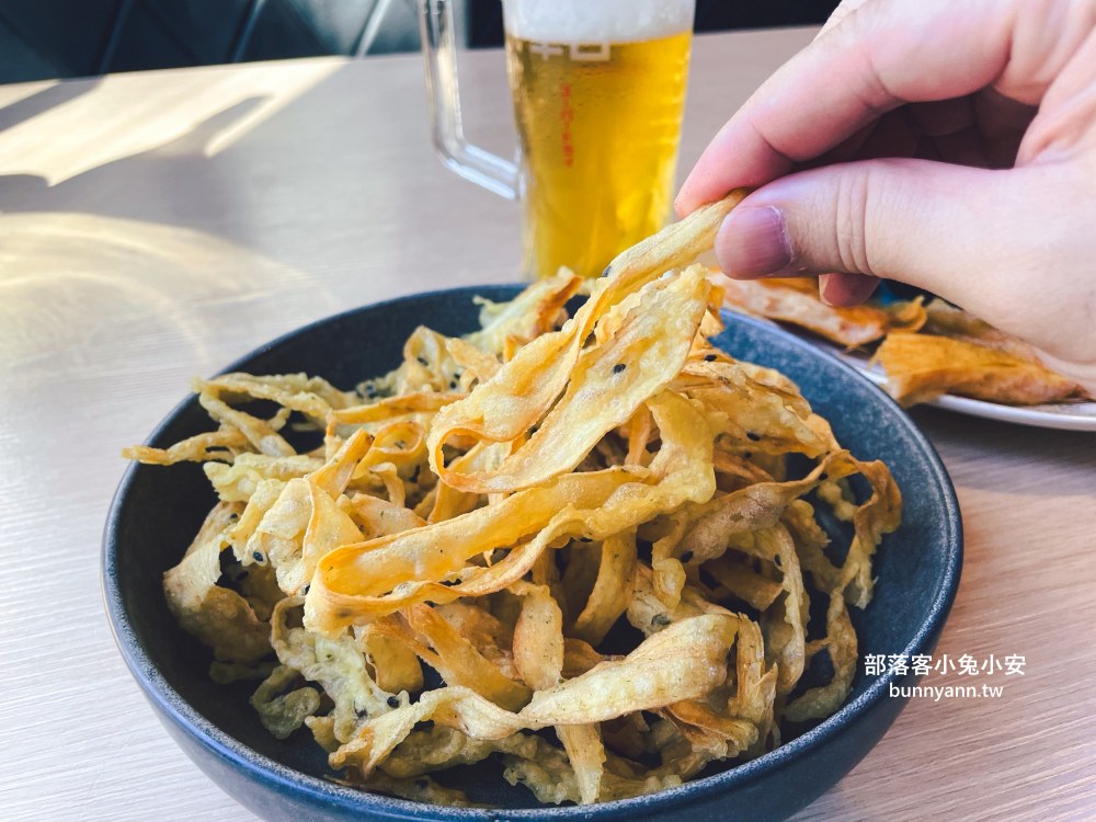 宜蘭「津吉餐酒館」營業到凌晨的餐酒館，滷肉飯、生蠔和海大蝦每樣都好吃