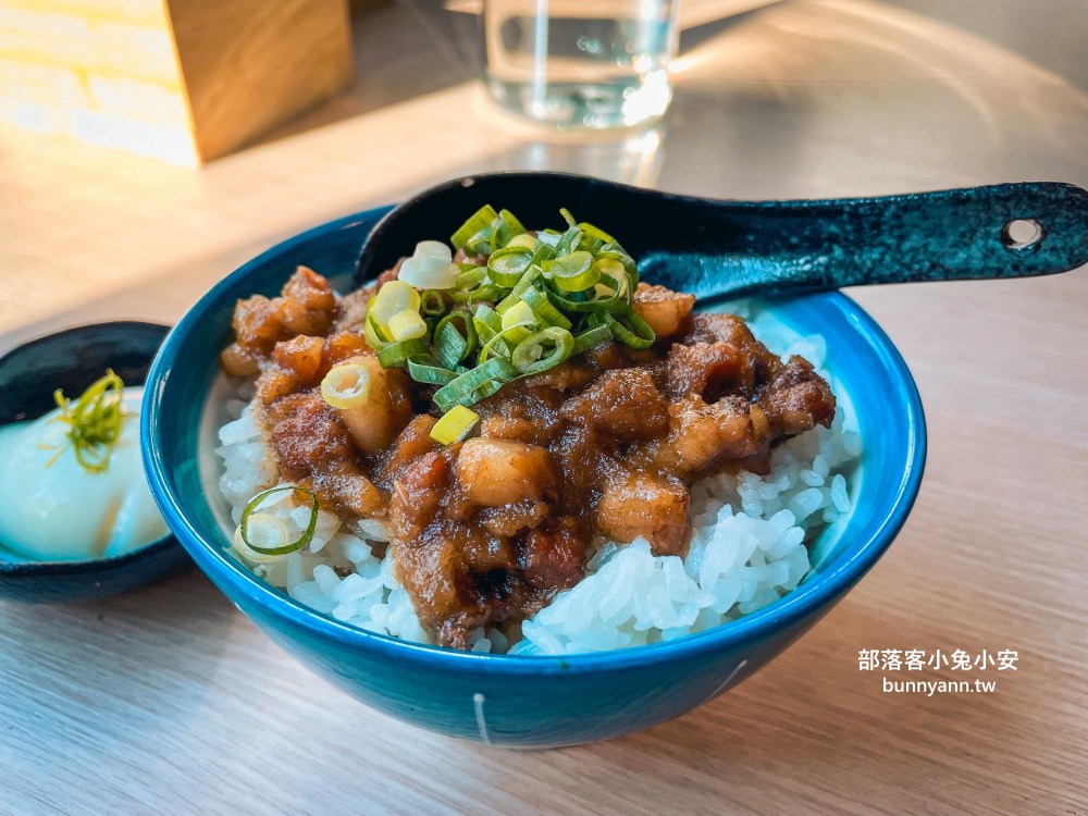 宜蘭「津吉餐酒館」營業到凌晨的餐酒館，滷肉飯、生蠔和海大蝦每樣都好吃