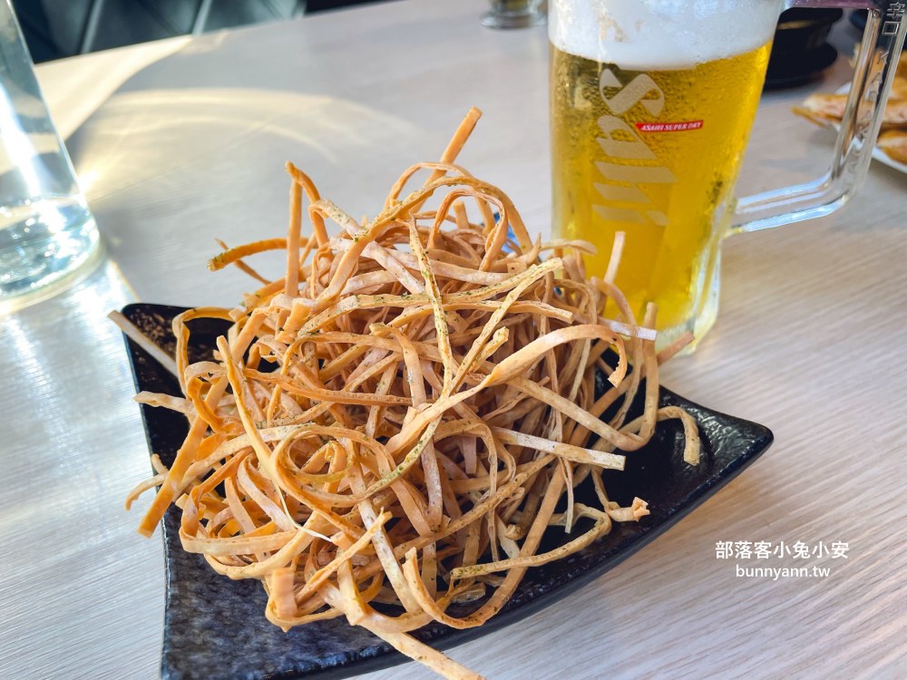 宜蘭「津吉餐酒館」營業到凌晨的餐酒館，滷肉飯、生蠔和海大蝦每樣都好吃