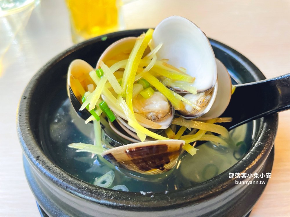 宜蘭「津吉餐酒館」營業到凌晨的餐酒館，滷肉飯、生蠔和海大蝦每樣都好吃