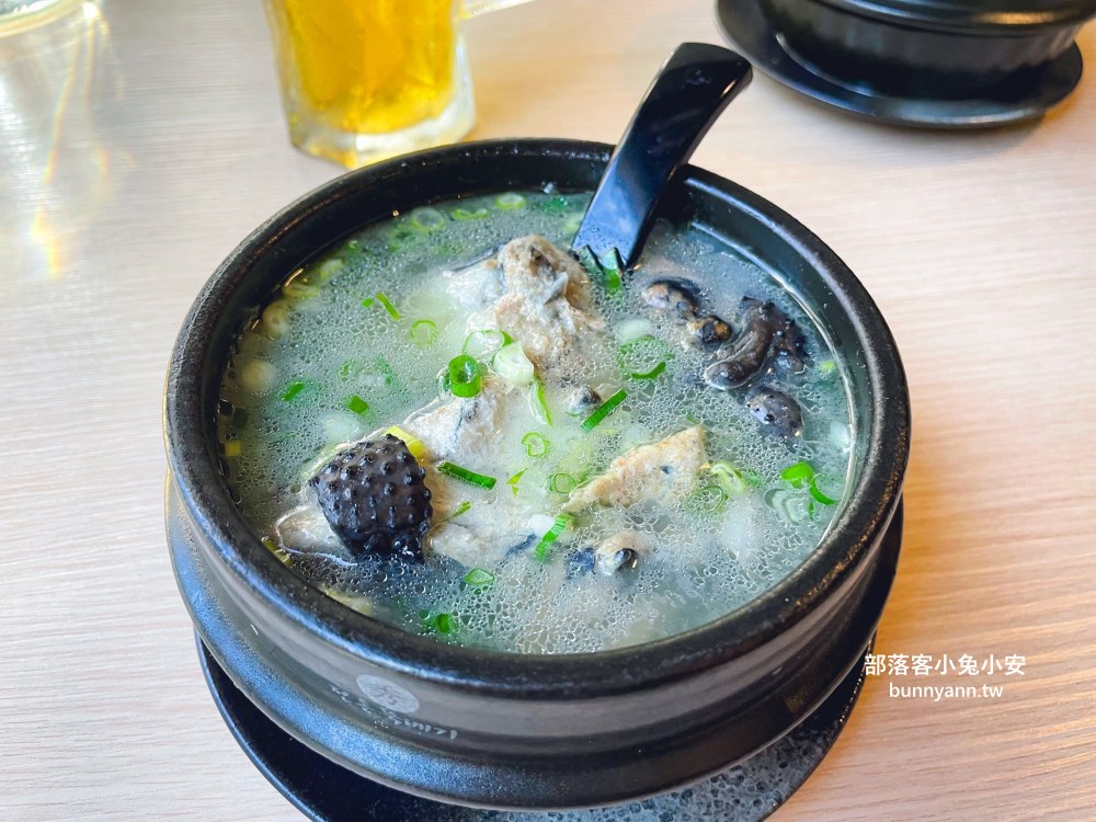 宜蘭「津吉餐酒館」營業到凌晨的餐酒館，滷肉飯、生蠔和海大蝦每樣都好吃