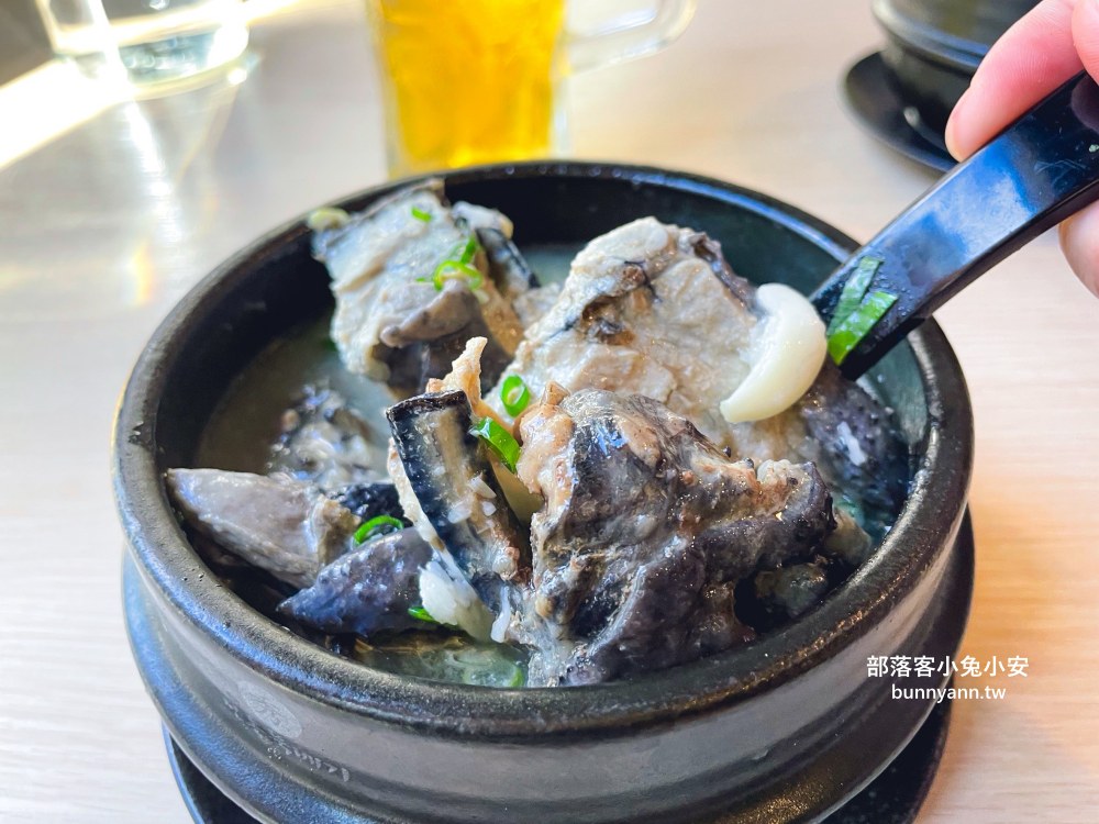 宜蘭「津吉餐酒館」營業到凌晨的餐酒館，滷肉飯、生蠔和海大蝦每樣都好吃