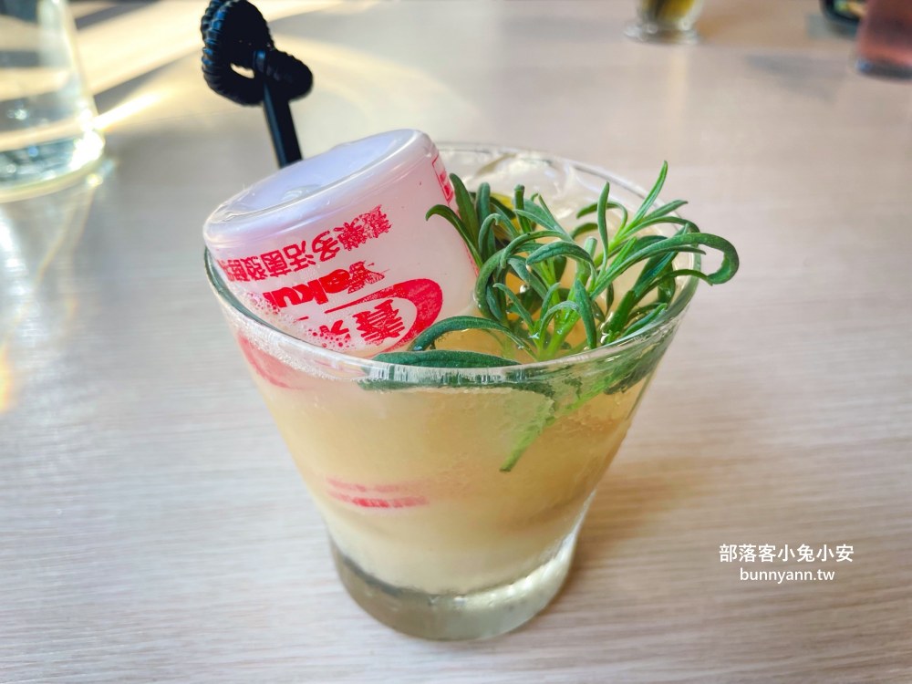 宜蘭「津吉餐酒館」營業到凌晨的餐酒館，滷肉飯、生蠔和海大蝦每樣都好吃