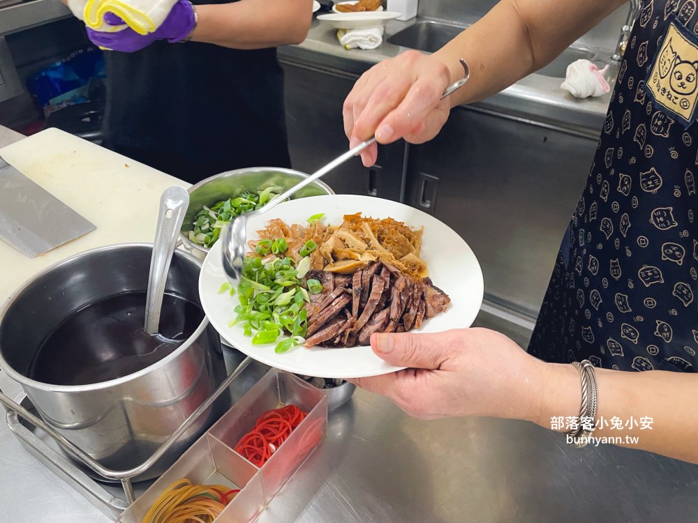 台中500碗名店(湖南味)，牛肉麵、陽春麵和滷味拼盤每樣都好吃