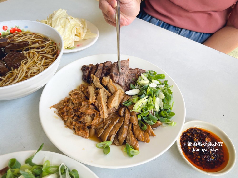 台中500碗名店(湖南味)，牛肉麵、陽春麵和滷味拼盤每樣都好吃