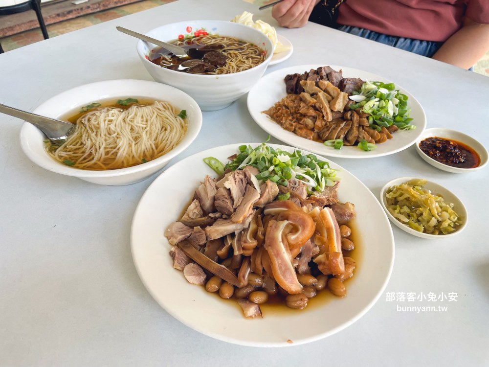 台中500碗名店(湖南味)，牛肉麵、陽春麵和滷味拼盤每樣都好吃
