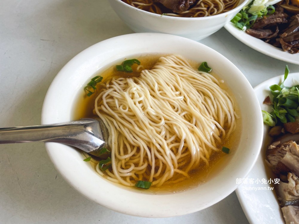 台中500碗名店(湖南味)，牛肉麵、陽春麵和滷味拼盤每樣都好吃