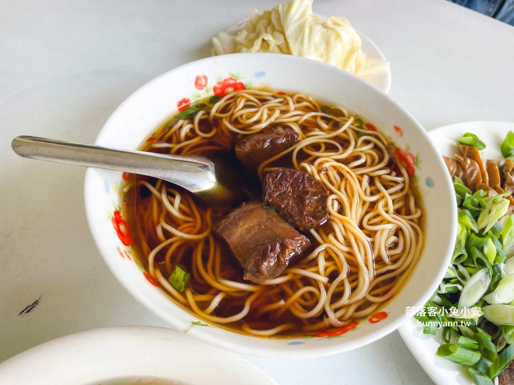台中500碗名店(湖南味)，牛肉麵、陽春麵和滷味拼盤每樣都好吃