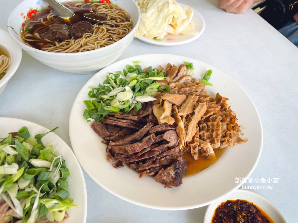 台中500碗名店(湖南味)，牛肉麵、陽春麵和滷味拼盤每樣都好吃