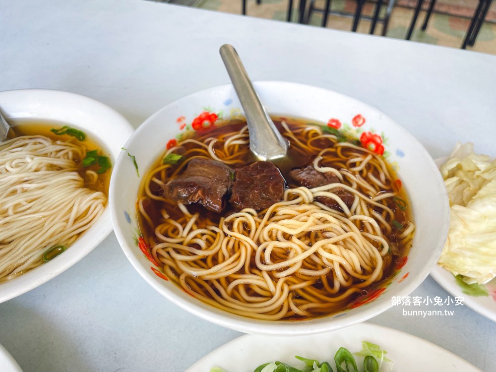 台中500碗名店(湖南味)，牛肉麵、陽春麵和滷味拼盤每樣都好吃