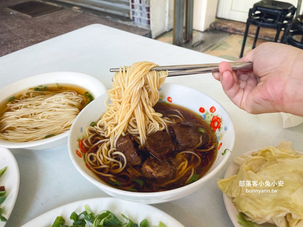 台中500碗名店(湖南味)，牛肉麵、陽春麵和滷味拼盤每樣都好吃