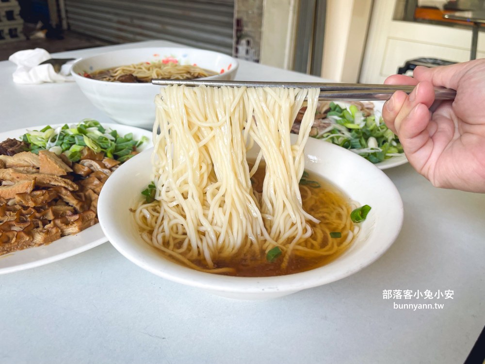 台中500碗名店(湖南味)，牛肉麵、陽春麵和滷味拼盤每樣都好吃