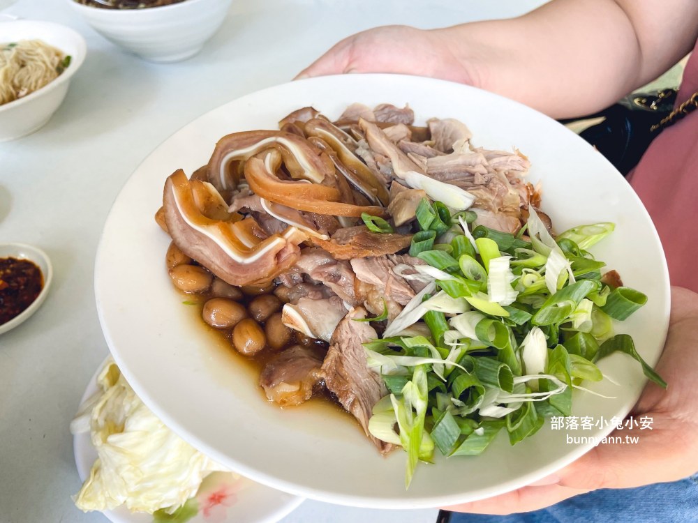 台中500碗名店(湖南味)，牛肉麵、陽春麵和滷味拼盤每樣都好吃