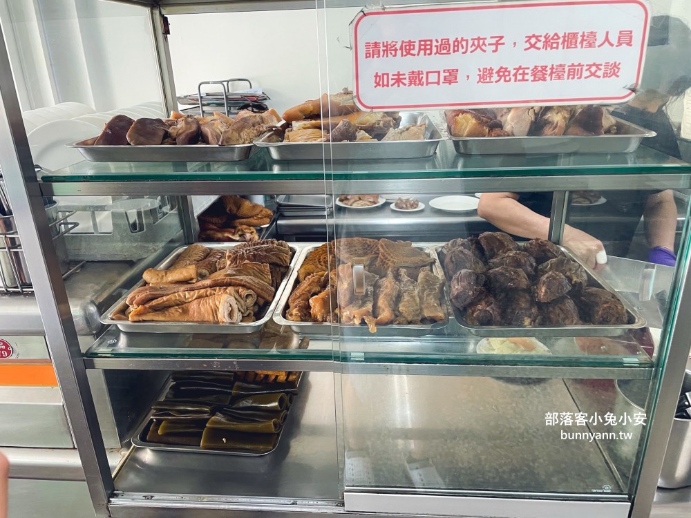 台中500碗名店(湖南味)，牛肉麵、陽春麵和滷味拼盤每樣都好吃