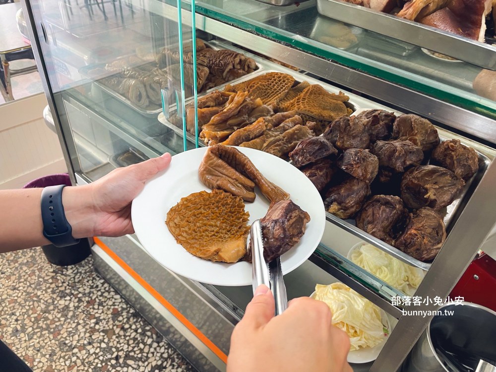 台中500碗名店(湖南味)，牛肉麵、陽春麵和滷味拼盤每樣都好吃