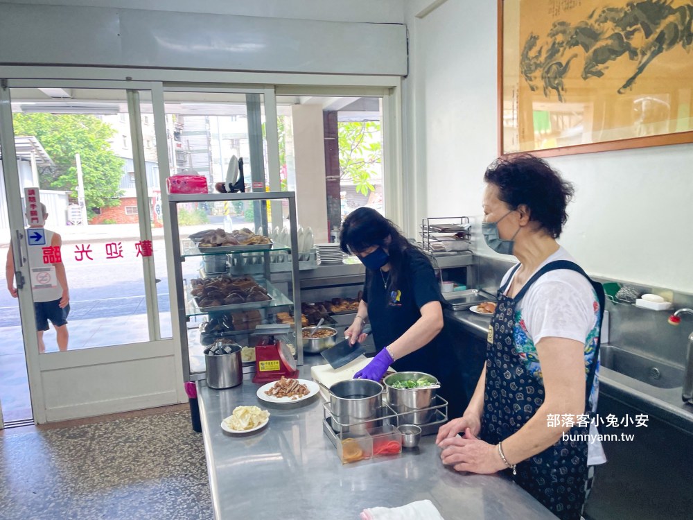 台中500碗名店(湖南味)，牛肉麵、陽春麵和滷味拼盤每樣都好吃