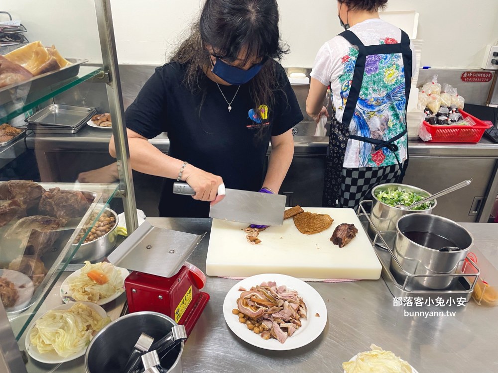 台中500碗名店(湖南味)，牛肉麵、陽春麵和滷味拼盤每樣都好吃