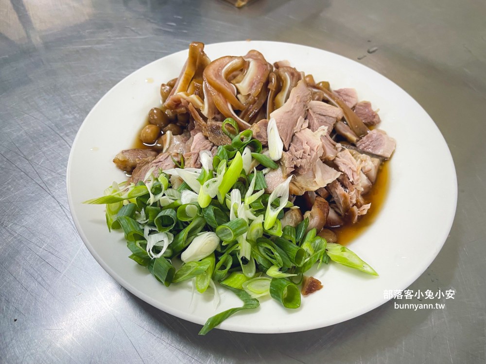 台中500碗名店(湖南味)，牛肉麵、陽春麵和滷味拼盤每樣都好吃