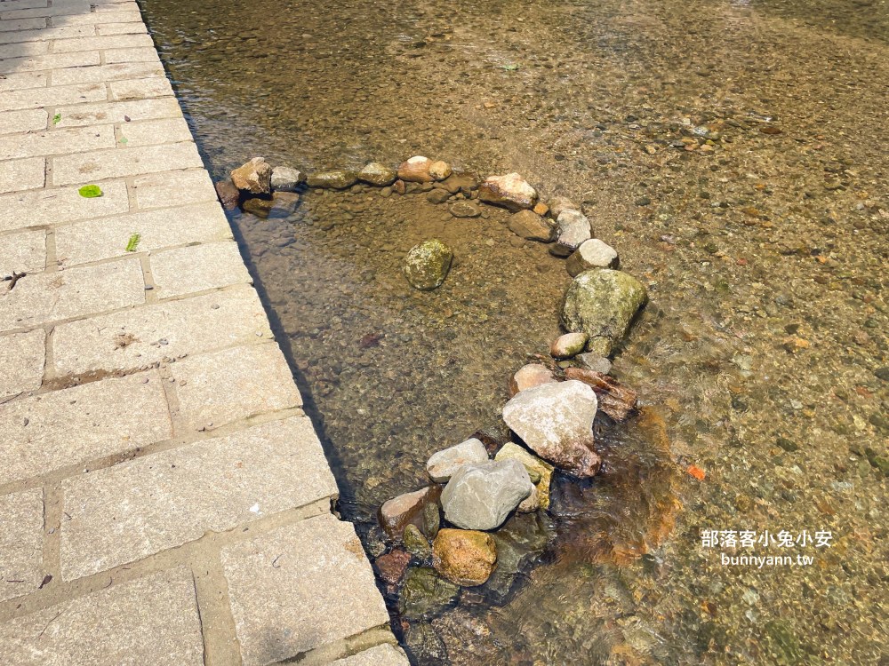 金山【磺溪頭清水園區】水很冰涼又淺淺的戶外親水區