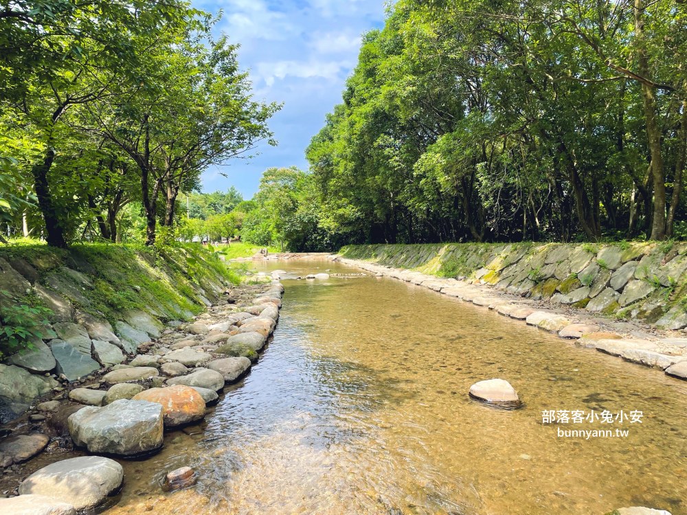 金山【磺溪頭清水園區】水很冰涼又淺淺的戶外親水區