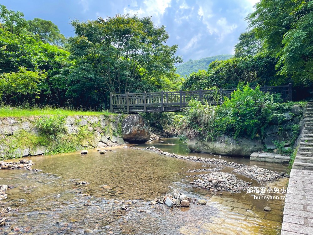 金山【磺溪頭清水園區】水很冰涼又淺淺的戶外親水區