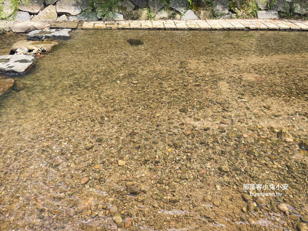 金山【磺溪頭清水園區】水很冰涼又淺淺的戶外親水區