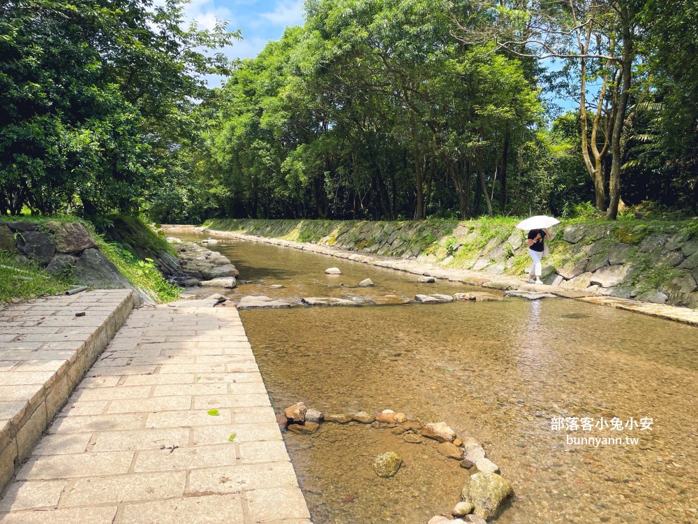 金山【磺溪頭清水園區】水很冰涼又淺淺的戶外親水區