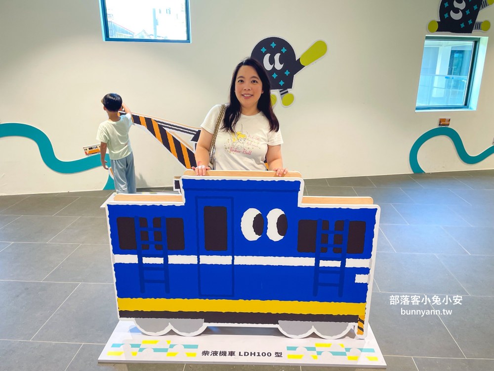 苗栗【苗栗火車頭園區】火車展館、搭小火車和貓咪館每項都好玩