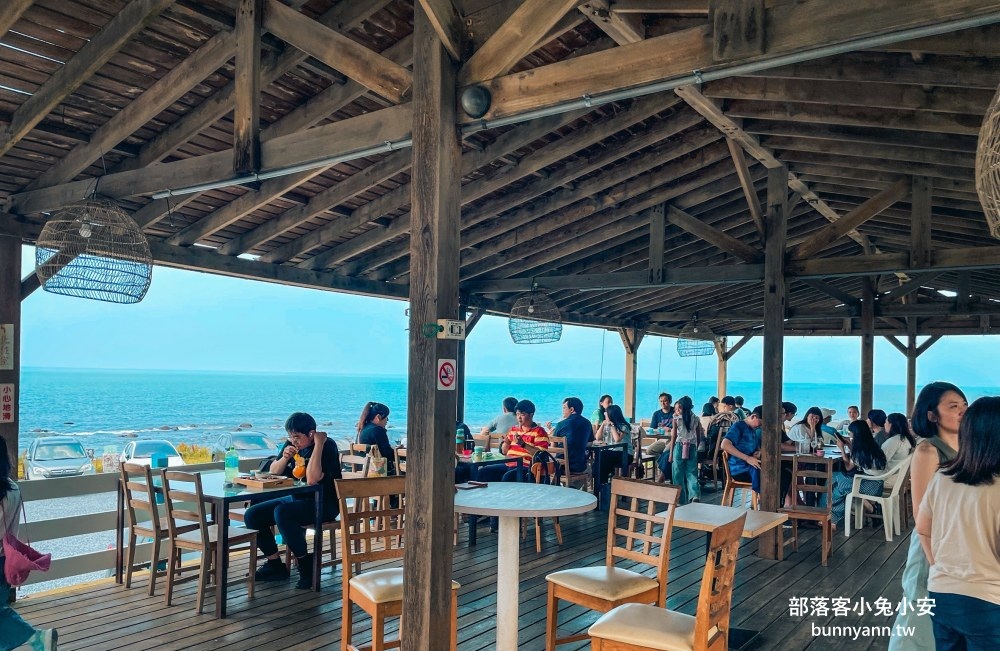 石門【鹿野咖啡】每週五六沒開放親子遊戲區，咖啡、海景和餐點都不錯