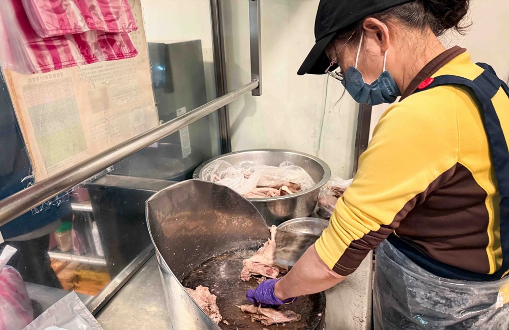 桃園【新屋建業鵝肉美食館】有放養鵝的鵝肉餐廳，鵝肉、客家小炒和米苔目每樣都無雷