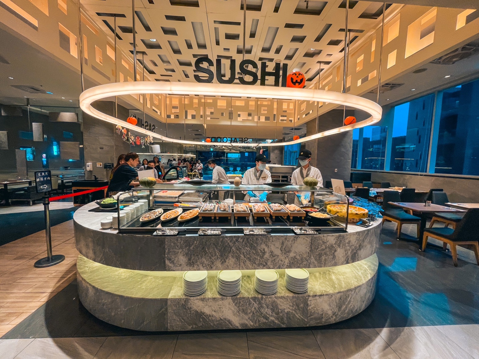 台北【漢來海港餐廳敦化店】營業到2025年底就要熄燈，百道料理吃到飽餐廳