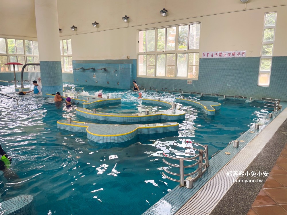 台中【后里游泳池】既好玩又便宜的水上設施和室內SPA池