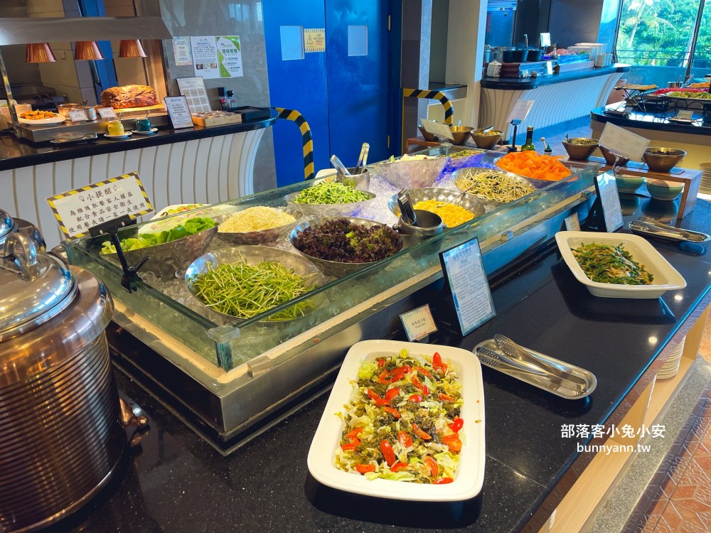 屏東【墾丁凱薩自助晚餐】百道料理吃到飽餐廳，海鮮和熱炒每樣都好吃