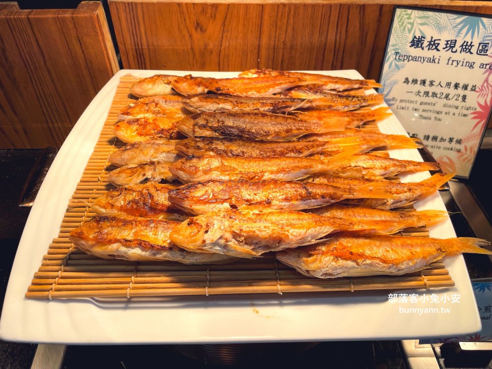 屏東【墾丁凱薩自助晚餐】百道料理吃到飽餐廳，海鮮和熱炒每樣都好吃