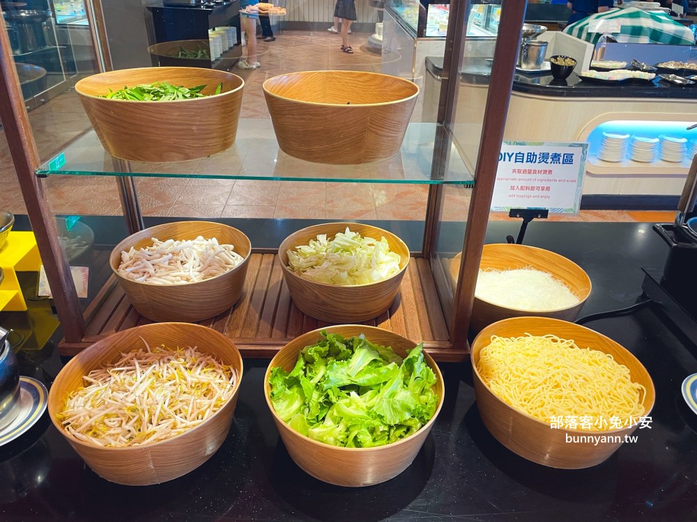屏東【墾丁凱薩自助晚餐】百道料理吃到飽餐廳，海鮮和熱炒每樣都好吃