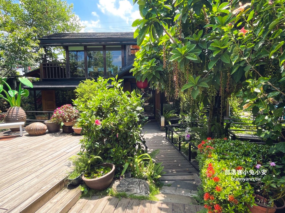 台中大安【卓也小屋小吃部】被森林包圍的庭院景觀餐廳