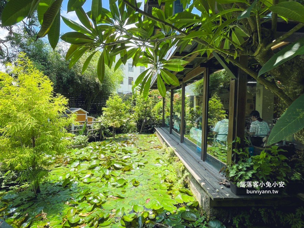 台中大安【卓也小屋小吃部】被森林包圍的庭院景觀餐廳