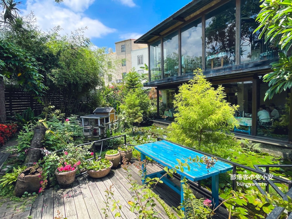 台中大安【卓也小屋小吃部】被森林包圍的庭院景觀餐廳