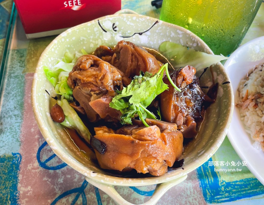 台中大安【卓也小屋小吃部】被森林包圍的庭院景觀餐廳