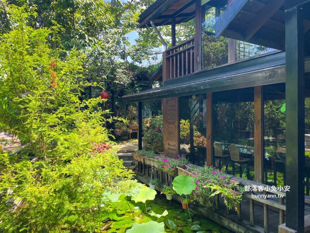 台中大安【卓也小屋小吃部】被森林包圍的庭院景觀餐廳