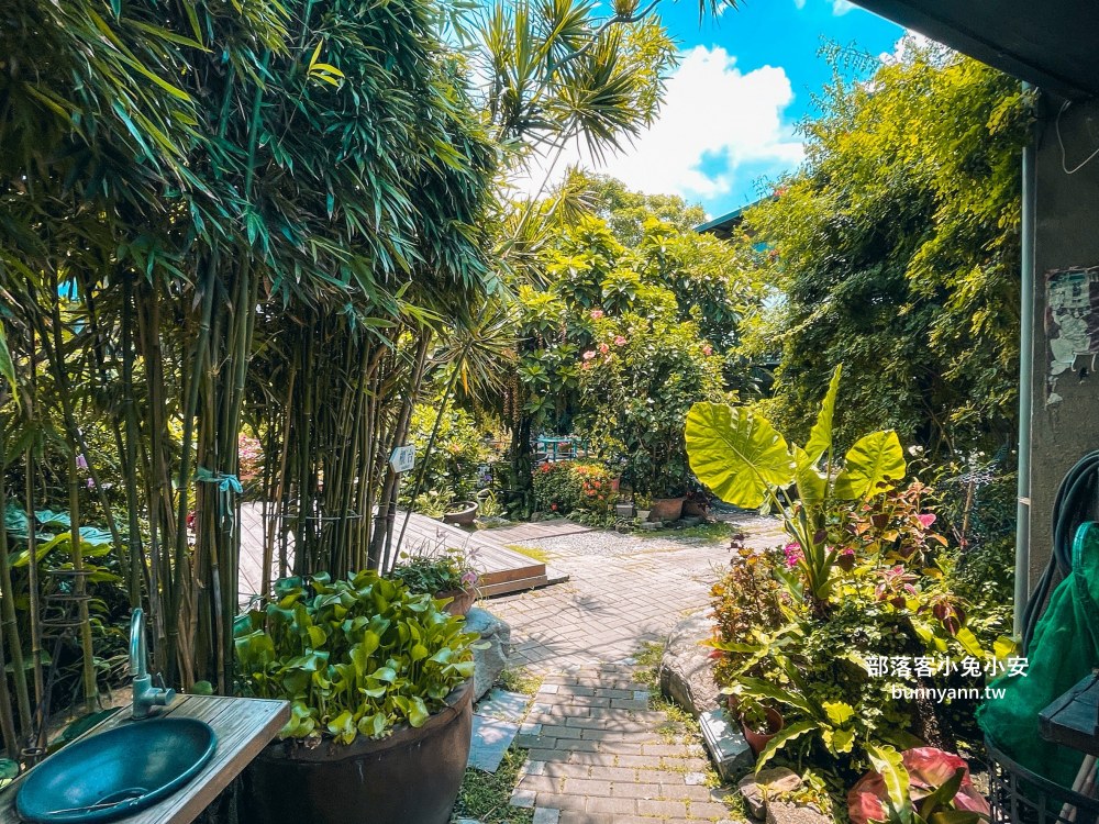 台中大安【卓也小屋小吃部】被森林包圍的庭院景觀餐廳
