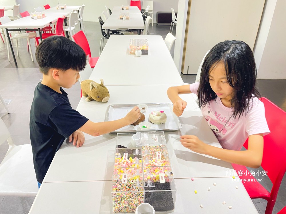 桃園【77巧克力共和國】門票300元體驗DIY甜甜圈與購買巧克力商品