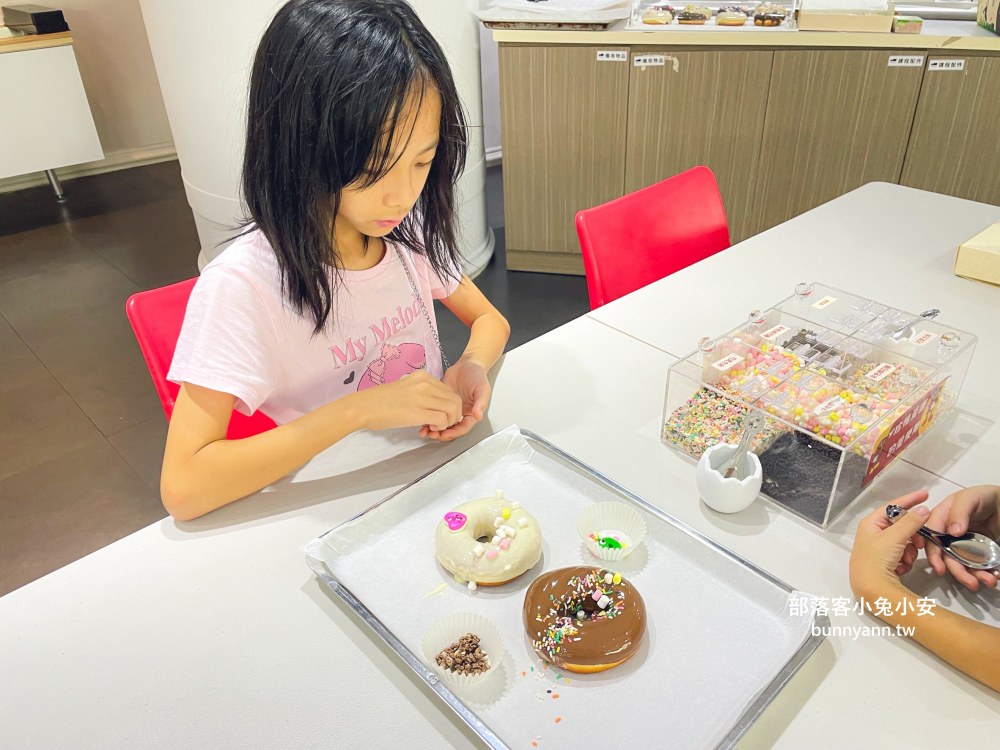 桃園【77巧克力共和國】門票300元體驗DIY甜甜圈與購買巧克力商品