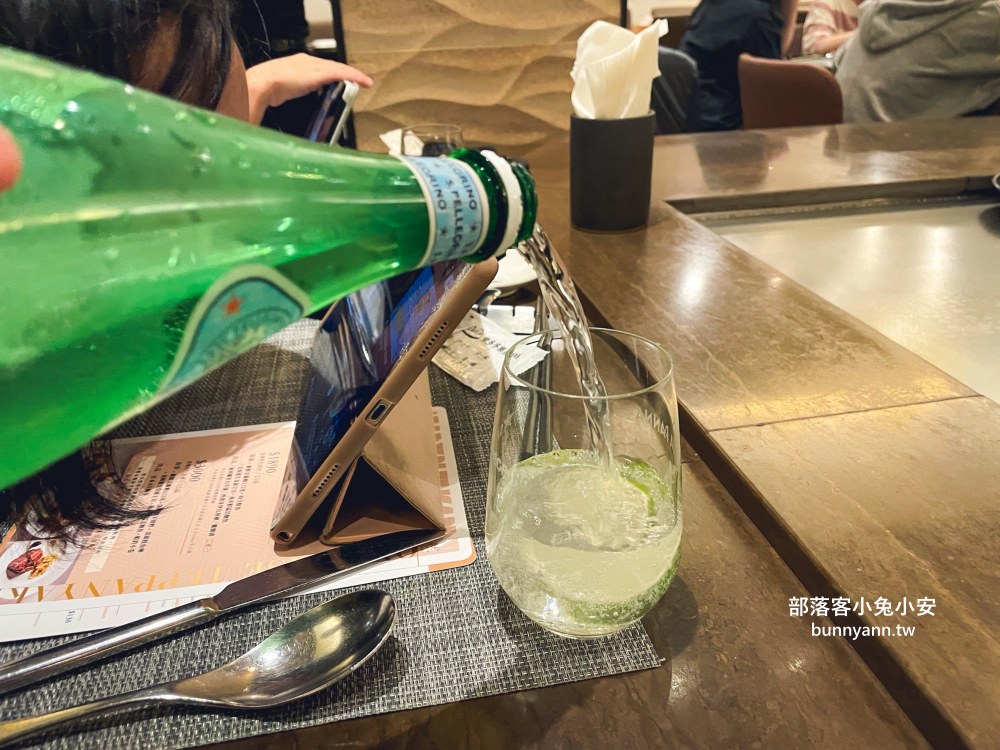 南京復興高CP值無菜單鐵板燒冠軍，人氣套餐1390元不漲價，活龍蝦、北海道生食級干貝都吃得到，明水然無菜單鐵板燒慶城店