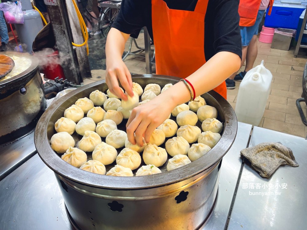 台北【景美上海生煎包】一顆15元的上海生煎包，有菜包跟肉包可以選。