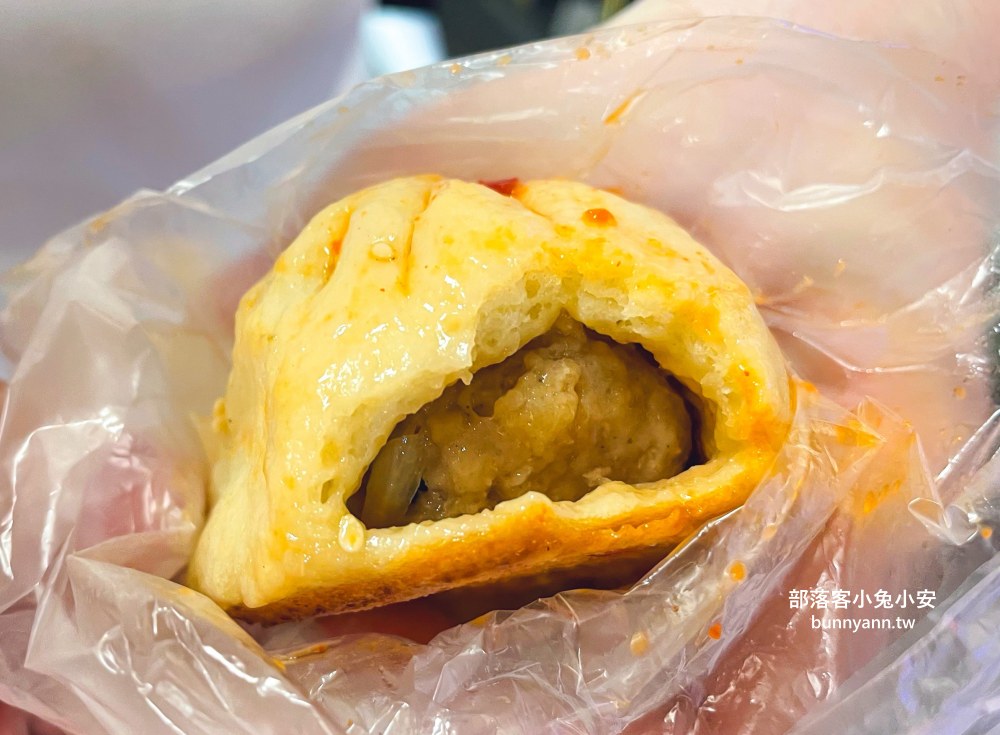 台北【景美上海生煎包】一顆15元的上海生煎包，有菜包跟肉包可以選。