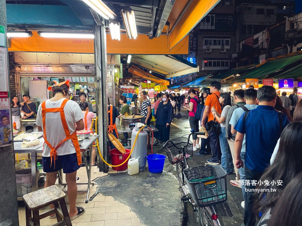台北【景美上海生煎包】一顆15元的上海生煎包，有菜包跟肉包可以選。