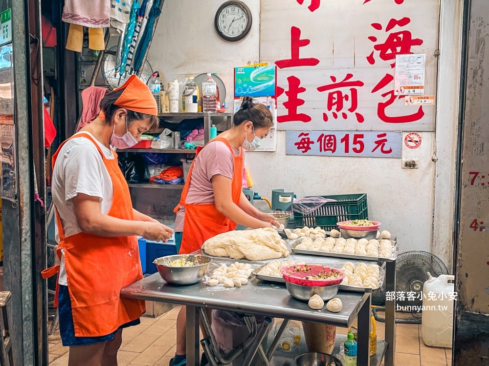 台北【景美上海生煎包】一顆15元的上海生煎包，有菜包跟肉包可以選。